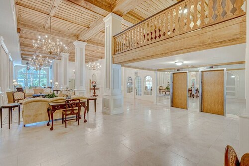 Palm Beach Regency Walk to Beach