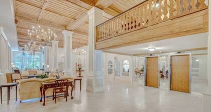 Palm Beach Regency Walk to Beach