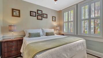 1 slaapkamer, een bureau, een strijkplank/strijkijzer, reisbedje