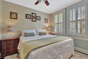 1 bedroom, desk, iron/ironing board, travel crib - Palm Beach Regency Walk to Beach (Palm Beach)