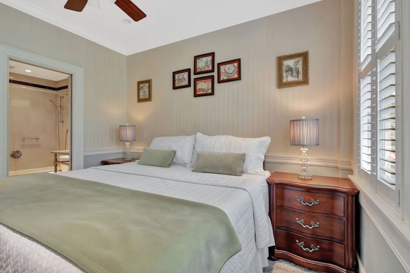 1 slaapkamer, een bureau, een strijkplank/strijkijzer, reisbedje