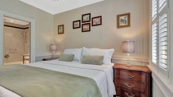 1 slaapkamer, een bureau, een strijkplank/strijkijzer, reisbedje