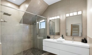 Secadora de cabello, toallas, jabón, papel de baño
