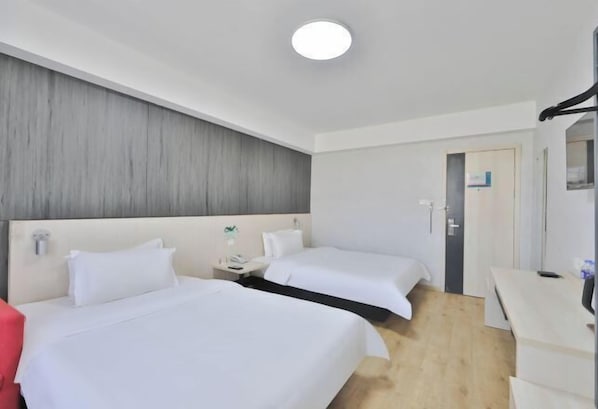A hotel room with two beds, a desk, a chair, and a wardrobe. - Wenna Hotel (Changchun Qianjin Street Qianwei Hospital) (Changchun)