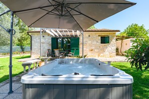 Outdoor spa tub