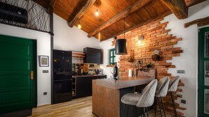 Coffee/tea maker, fridge, microwave, oven