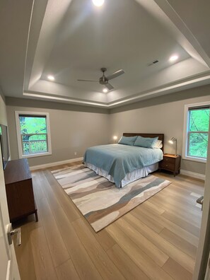 3 soverom, skrivebord, strykejern/-brett og reiseseng for barn