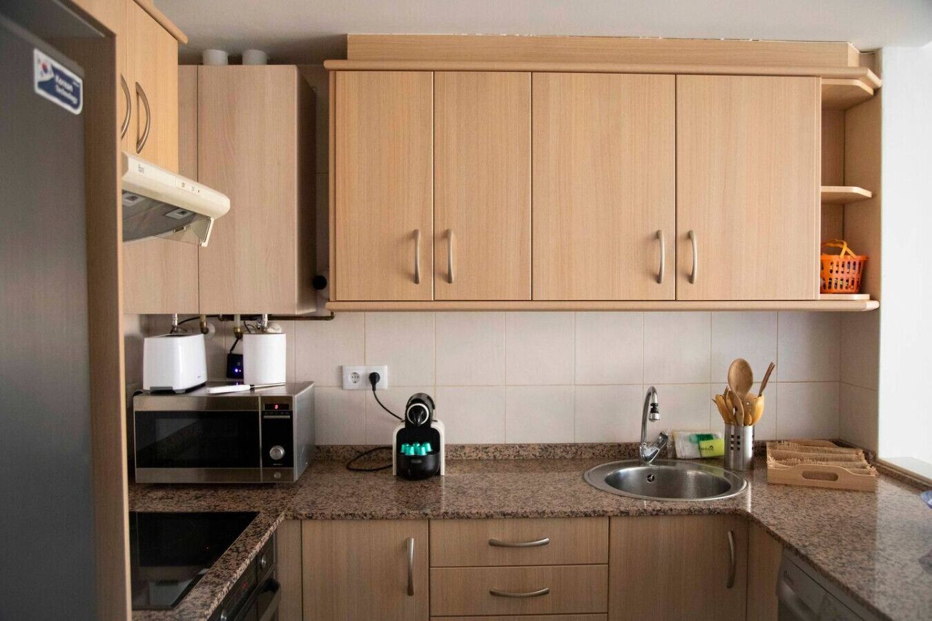 Frigorífico, microondas, placa de cocina y lavavajillas