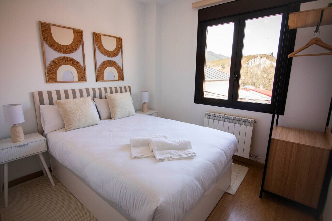 2 bedrooms, desk, iron/ironing board, WiFi