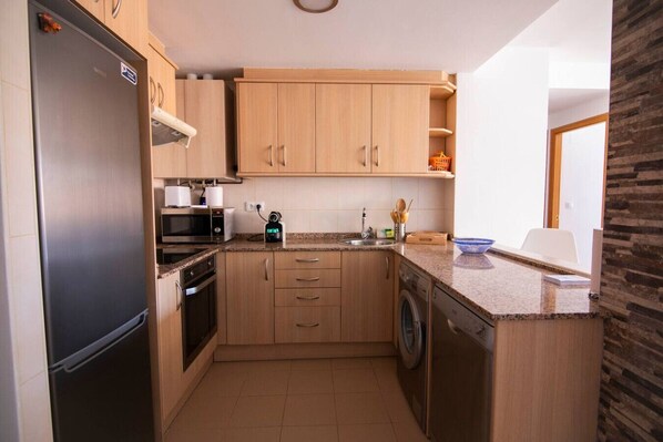 Fridge, microwave, stovetop, dishwasher