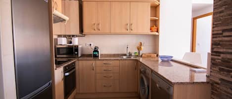 Fridge, microwave, stovetop, dishwasher