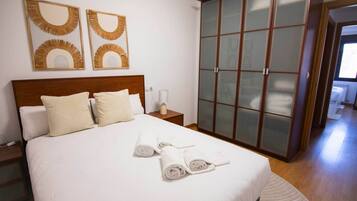 2 slaapkamers, een bureau, een strijkplank/strijkijzer, wifi