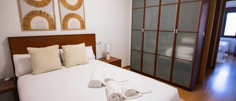 2 bedrooms, desk, iron/ironing board, WiFi