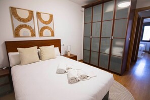 2 bedrooms, desk, iron/ironing board, WiFi