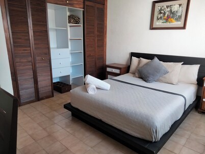 Hermosa habitación privada con baño compartido cerca de la UAQ en Querétaro