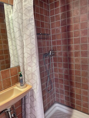 Sèche-cheveux, serviettes fournies