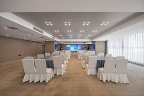 A conference room with a long table, white chairs, and a large window. - Hangzhou Yuecheng Audio & Video International Hotel (Boao Xinhan Road Subway Station) (Hangzhou)