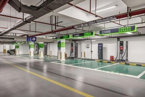 A clean, modern parking garage with clear signage for different levels and directions. - Hangzhou Yuecheng Audio & Video International Hotel (Boao Xinhan Road Subway Station) (Hangzhou)