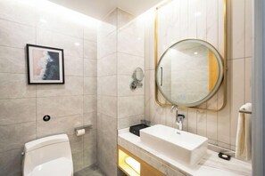A modern bathroom with a toilet, sink, and mirror. - Hangzhou Yuecheng Audio & Video International Hotel (Boao Xinhan Road Subway Station) (Hangzhou)