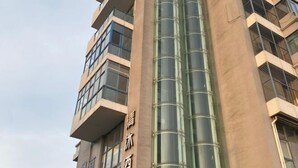 A high-rise building with multiple balconies and large windows. - Qingmu Hotel (Nanjing Xinzhuang Metro Station) (Nanjing)