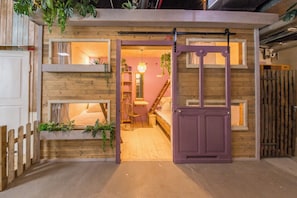 Habitación cuádruple Deluxe, accesible en silla de ruedas | Wifi gratis y ropa de cama