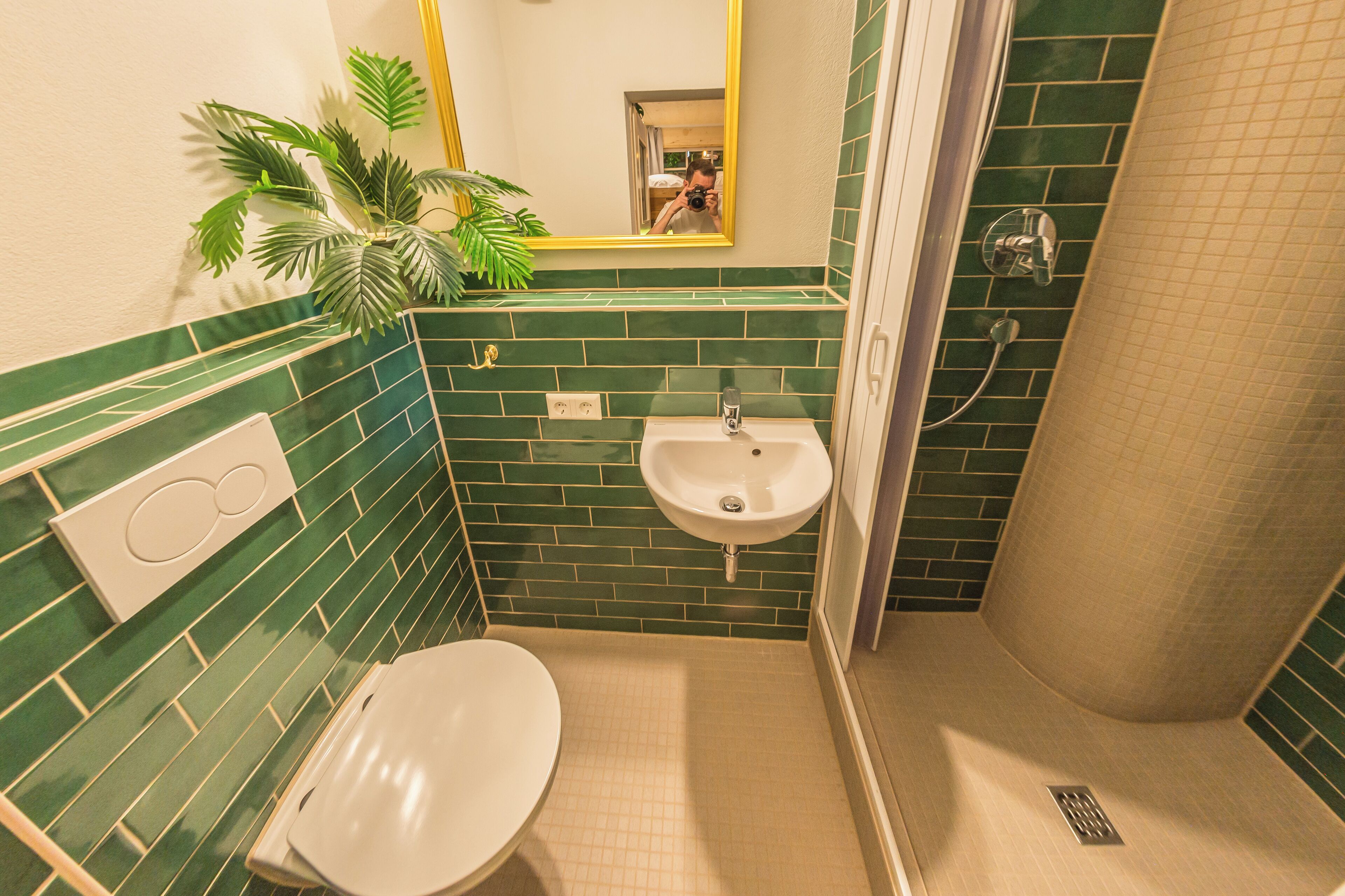 Un baño con lavamanos, inodoro y ducha.