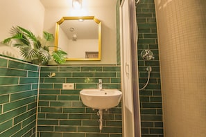 Quarto quádruplo luxo | Banheiro | Chuveiro, toalhas de banho, papel higiênico