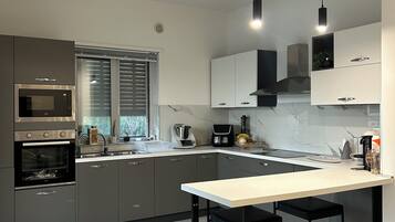 KylskÄp, mikrovÄgsugn, ugn och spishÀll