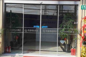 Exterior detail - Kunxin Hostel (Shanghai)