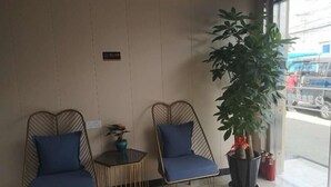 Lobby-lounge