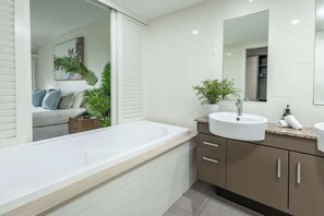Dusche, Haartrockner, Shampoo