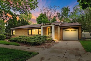 Exterior - Luxury 4 Bed 2 Bath House - Amazing Location! Evanston (Evanston)