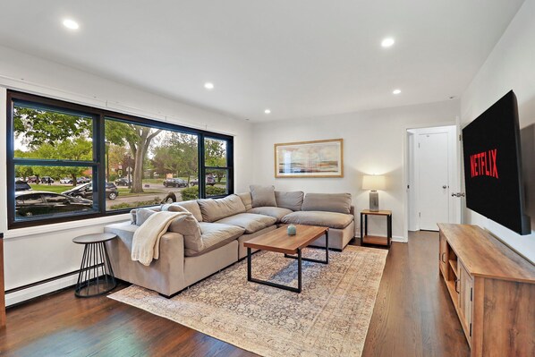 TV - Luxury 4 Bed 2 Bath House - Amazing Location! Evanston (Evanston)