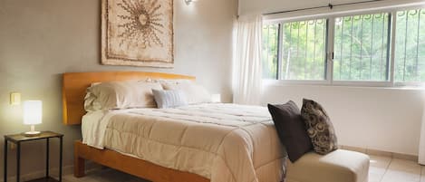 3 habitaciones, escritorio, tabla de planchar con plancha y wifi