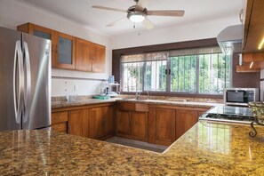 Een magnetron, een oven, een kookplaat, een koffiezetapparaat/waterkoker