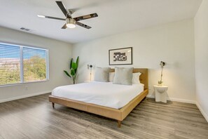 5 soverom, skrivebord, strykejern/-brett og reiseseng for barn