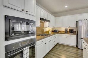 Refrigerador, microondas, horno, placa de cocina