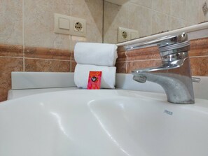 Shower, hair dryer, towels, toilet paper - Casa Françoise (L'Escala)