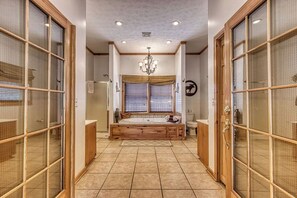 Whirlpool, Handtücher, Seife, Toilettenpapier