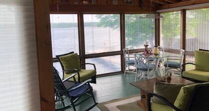 Cottage on Saratoga Lake within 10 minutes to Race Track and Broadway Avenue