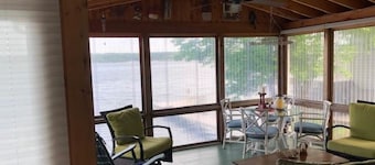 Cottage on Saratoga Lake within 10 minutes to Race Track and Broadway Avenue