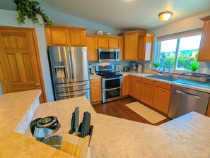 Kjøleskap, mikrobølgeovn, ovn og kokeplater