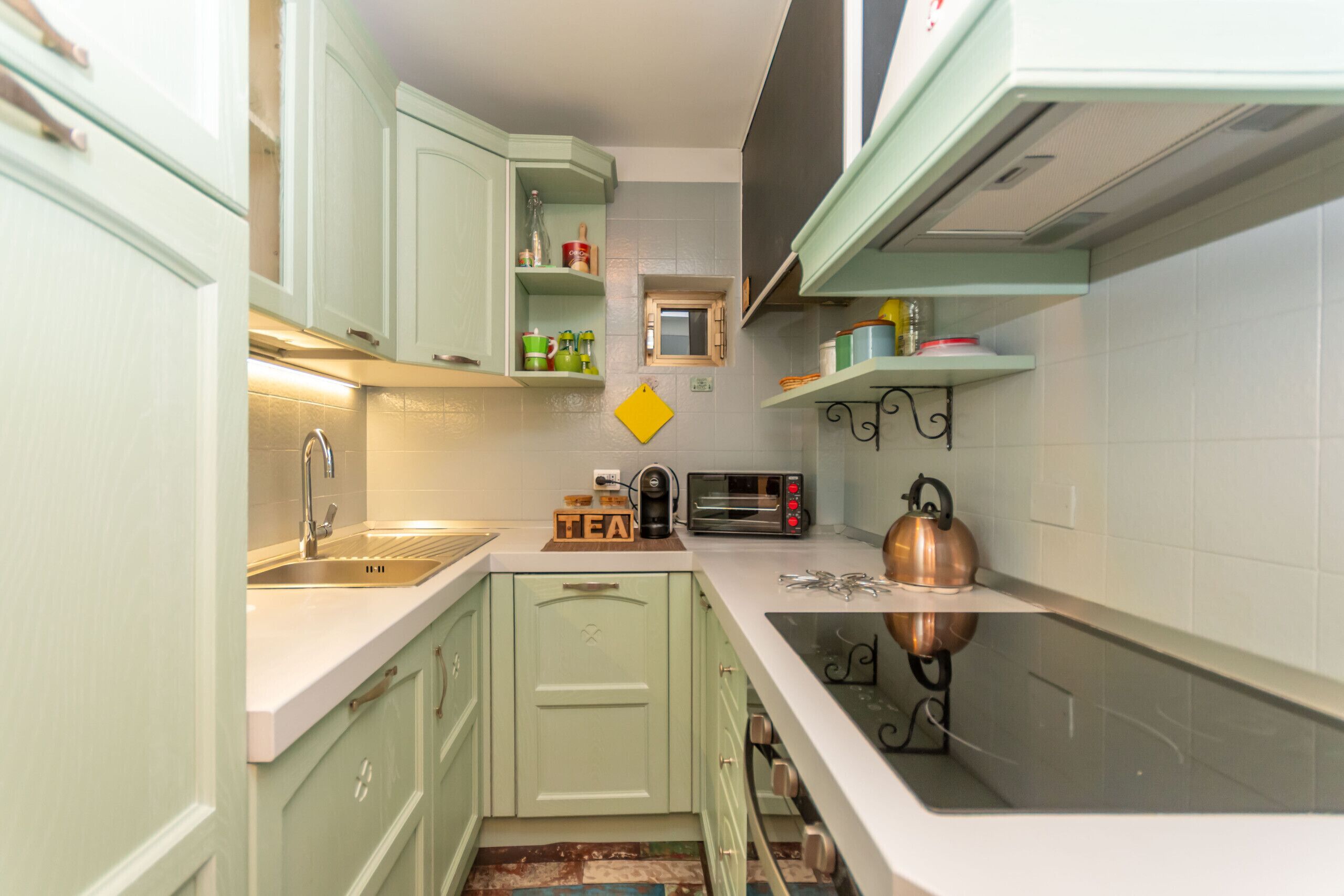 Fridge, oven, dishwasher, coffee/tea maker