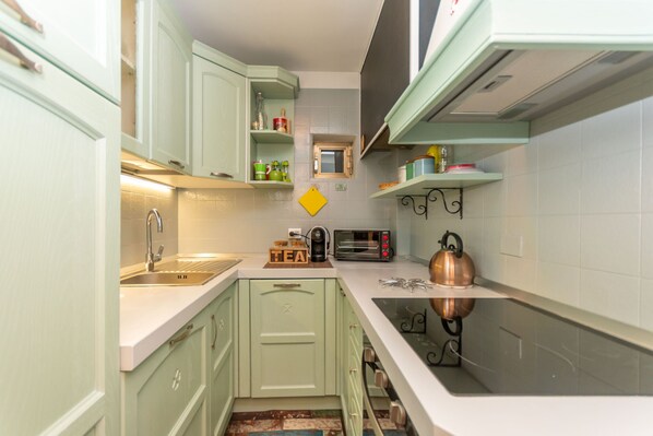 Fridge, oven, dishwasher, coffee/tea maker