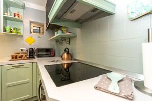 ثلاجة، فرن، غسالة أطباق، ماكينة لصنع القهوة/الشاي