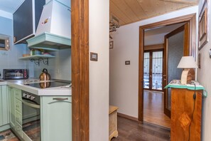 Jääkaappi, uuni, astianpesukone, kahvin-/teenkeitin