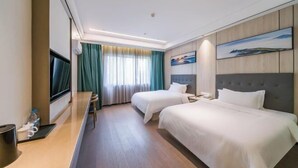 A hotel room with two beds, a TV, a desk, and a window with curtains. - Homeinn Fairyland Hotel (Linhai Yintaicheng) (Linhai)
