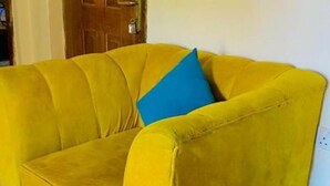 A yellow armchair with a blue pillow. - Bondeni Mombasa city (Mombasa)