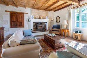 TV, fireplace, DVD player, stereo