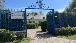 Una entrada cerrada a una propiedad con un letrero que indica 'Bien-Être au Domaine de St. Saturnin'.